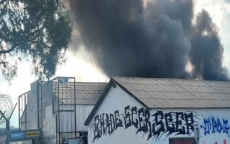 ΒΙΟΜΗΧΑΝΙΚΗ ΠΕΡΙΟΧΗ ΕΓΚΩΜΗΣ: Kαίγονται παλιές αποθήκες γνωστής αυτοκινητοβιομηχανίας-(Φώτο)