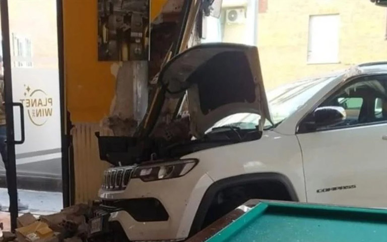 ΙΤΑΛΙΑ: Αυτοκίνητο «καρφώνεται» σε καφετέρια και τραυματίζει 7 άτομα-Το βίντεο κάνει το γύρο του διαδικτύου-(Βίντεο)