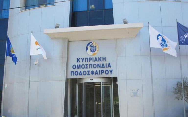 KOΠ: Άγνωστοι βανδάλισαν το κτίριο της Ομοσπονδίας με συνθήματα