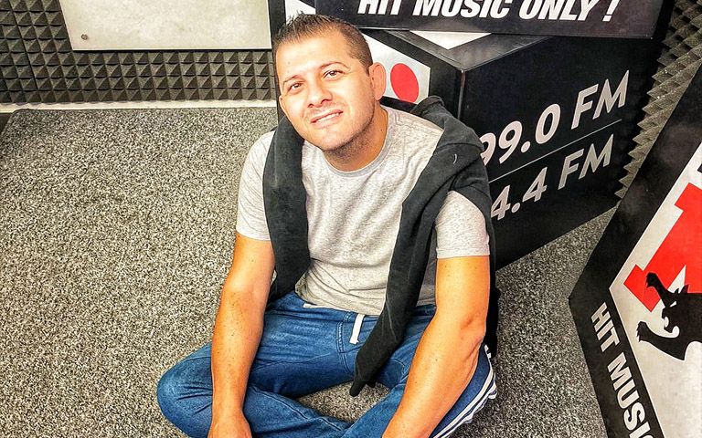 ΜΑΡΚΟΣ ΚΩΜΟΔΡΟΜΟΥ: Ανοίγει τα “φτερά” του σε νέα ραδιοφωνική συχνότητα-Δεν αποχωρίζεται την μεγάλη του αγάπη…