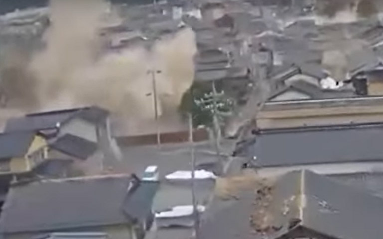 ΙΑΠΩΝΙΑ: H στιγμή που τσουνάμι «χτυπά» στις ακτές μετά τα 7,6 Ρίχτερ – Δείτε τα συγκλονιστικά βίντεο