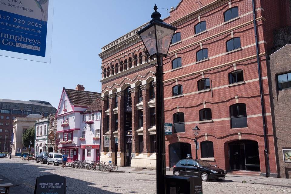 ΑΓΓΛΙΑ: Μια 42χρονη γυναίκα συνελήφθη για το θάνατο τριών παιδιών-Σε σοκ η κοινότητα στο Μπρίστολ