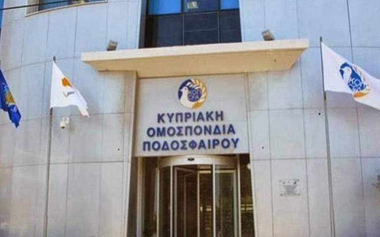 ΓΟΝΕΙΣ ΑΝΗΛΙΚΩΝ: Έντονες διαμαρτυρίες σε αστυνομικούς που συνέλαβαν τα παιδιά τους που έγραψαν συνθήματα σε κτίρια