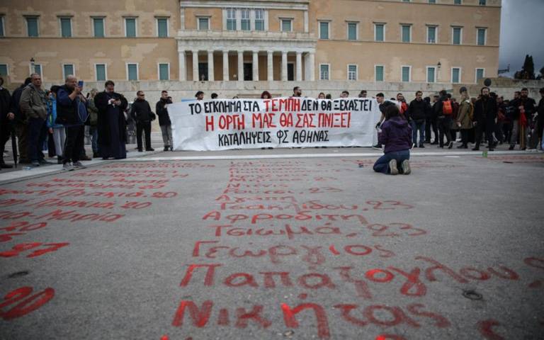 ΣΥΝΤΑΓΜΑ: Οργή από τους πολίτες που το συνεργείο καθαρισμού έσβησε τα ονόματα των θυμάτων των Τεμπών-Φοιτητές ξανάγραψαν τα ονόματα (Βίντεο)