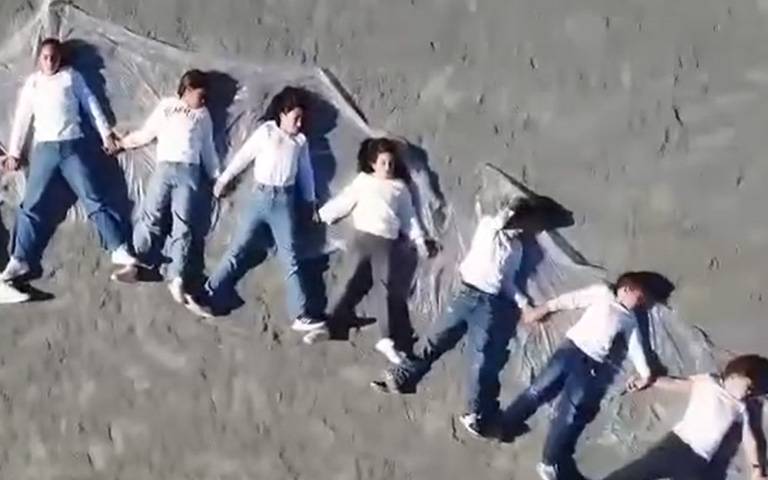 «ΜΟΝΟΣ ΕΙΜΑΙ ΣΠΑΝΙΟΣ, ΜΑΖΙ ΕΙΜΑΣΤΕ ΔΥΝΑΤΟΙ»: Mια υπέροχη αγκαλιά από παιδιά δημοτικού σχολείου-Σήκωσαν τα χέρια ψηλά -(Βίντεο)