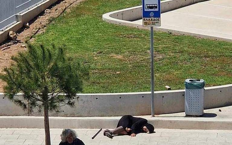VIRAL: H ηλικιωμένη που ξαπλώνει σε στάση λεωφορείου-Η έλλειψη υποδομών το 2024 προκαλεί αναστάτωση