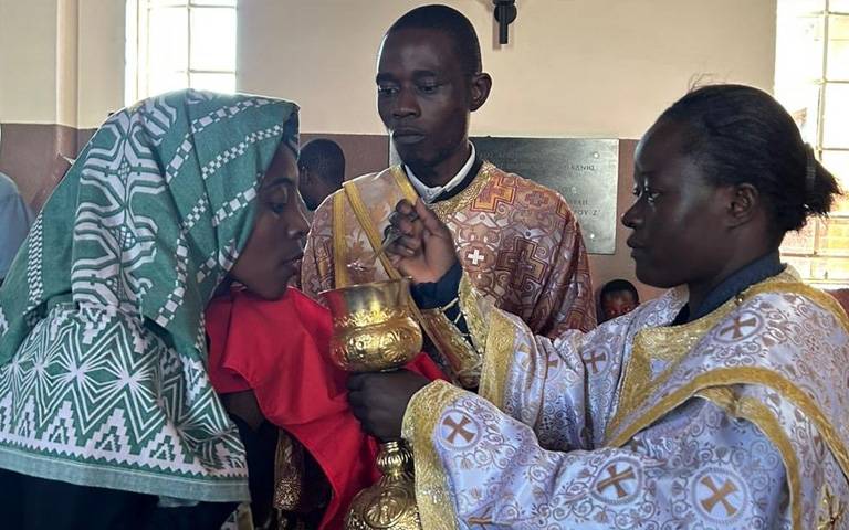 ANGELIC MOLEN: Xειροτονήθηκε η πρώτη γυναίκα διακόνισσα της Ορθόδοξης εκκλησίας