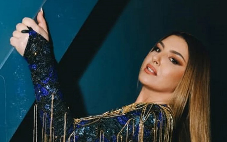 ΕΛΕΝΑ ΠΑΠΑΡΙΖΟΥ: Η αστραφτερή εμφάνισή της «Μy number one» επί σκηνής-Ένα εκατομμύριο κρύσταλλα από τον Βρεττάκο-(Bίντεο)