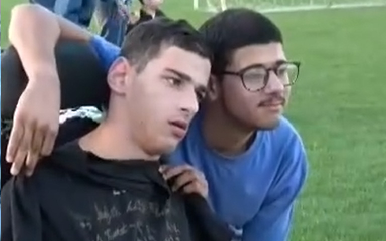 ΘΕΟΔΟΥΛΟΣ ΣΑΦΕΙΡΗΣ: Μια αξιέπαινη κίνηση σε 16χρονο που είναι καθηλωμένος σε αμαξίδιο- Αγροτική ποδοσφαιρική ομάδα χάρισε την συλλεκτική φανέλα του σε πιστό οπαδό του-(Φώτο-Βίντεο)