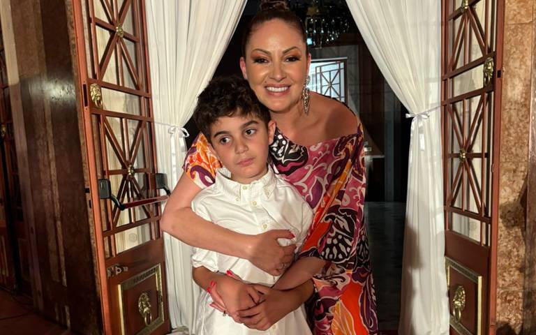 ΓΙΩΤΑ ΚΟΥΦΑΛΙΔΟΥ: H υποψήφια Δημοτική Σύμβουλος Μόρφου αγκαλιά με τον μονάκριβο της, Βασίλη-(Φώτο)