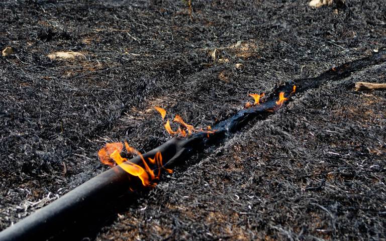 VIRAL: H φωτογραφία που κάνει το γύρο του διαδικτύου με τους Πυροσβέστες-Ολοκληρωτική καταστροφή- (Φώτο)