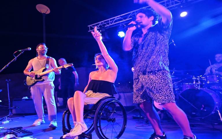 ΡΑΦΑΕΛΑ ΜΙΛΤΙΑΔΟΥΣ: Ανέβηκε στην σκηνή και χόρεψε με το αμαξίδιο μαζί με τον Πάνο Βλάχο-(Φώτο)