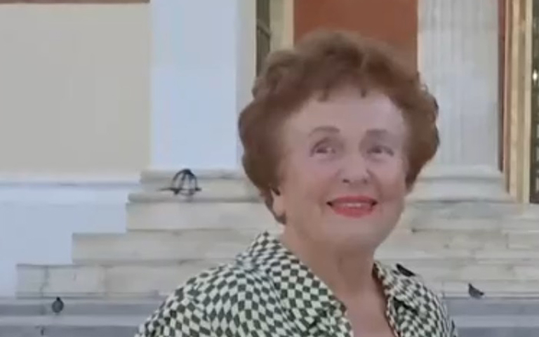 ΧΡΥΣΑΝΘΗ ΑΓΟΥΡΙΔΟΥ: Από την ορφάνια στο πτυχίο η 80χρονη τελειόφοιτη – Έμπνευση για τη νέα γενιά