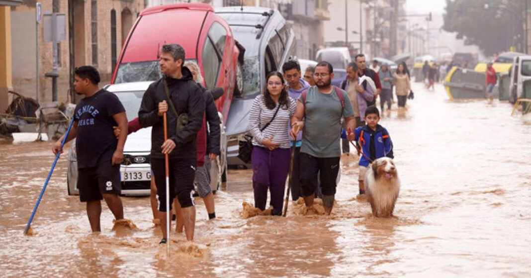 ΙΣΠΑΝΙΑ: Κακοκαιρία και στη Βαρκελώνη – Έλλειψη σχεδιασμού καταγγέλλουν οι κάτοικοι της Βαλενθίας- (Συγκλονιστικά βίντεο)