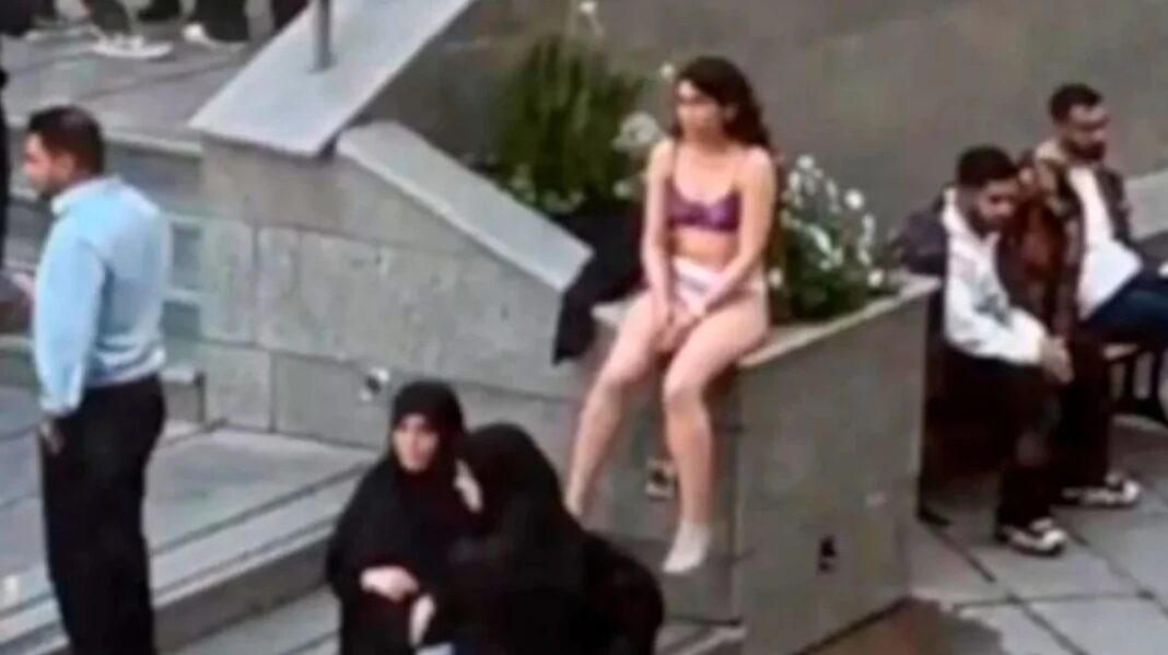 VIRAL: Η Ιρανή φοιτήτρια που έμεινε μόνο με τα εσώρουχά της – Συνελήφθη από την ιρανική αστυνομία και αγνοείται η τύχη της- (Βίντεο)