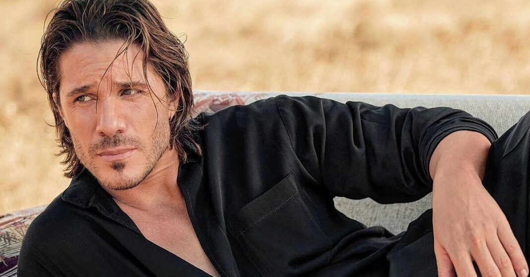 BLUE HEART FOUNDATION: Μια μοναδική εμφάνιση του Νίκου Οικονομόπουλου – Υπογραμμίζει τη σημασία της αγάπης και της προσφοράς