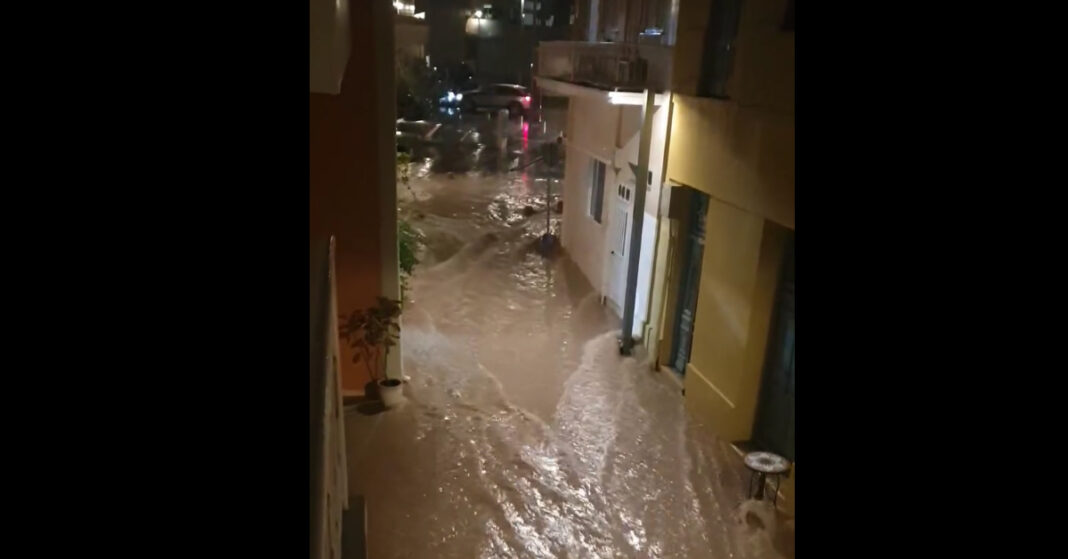 ΠΑΦΟΣ: Πλημμύρισαν καταστήματα, δρόμοι θυμίζοντας Βενετία-(Βίντεο)
