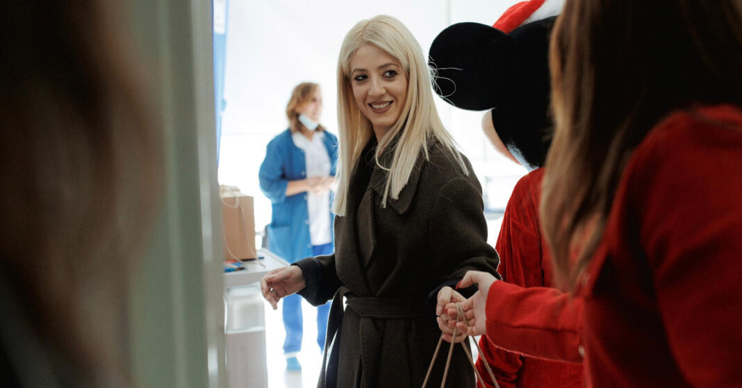 ΑΝΝΙΤΑ ΔΗΜΗΤΡΙΟΥ: Στο Μακάρειο Νοσοκομείο για να στηρίξει τις νέες μητέρες και οικογένειες