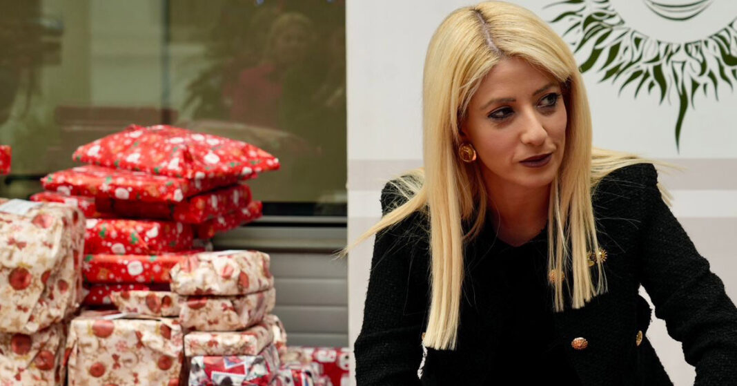 ΑΝΝΙΤΑ ΔΗΜΗΤΡΙΟΥ: Τυλίγει δώρα για ευάλωτες οικογένειες μέσω του προγράμματος «Υιοθετήστε μια Οικογένεια» – Μαζί και οι βουλευτές-(Φώτο)