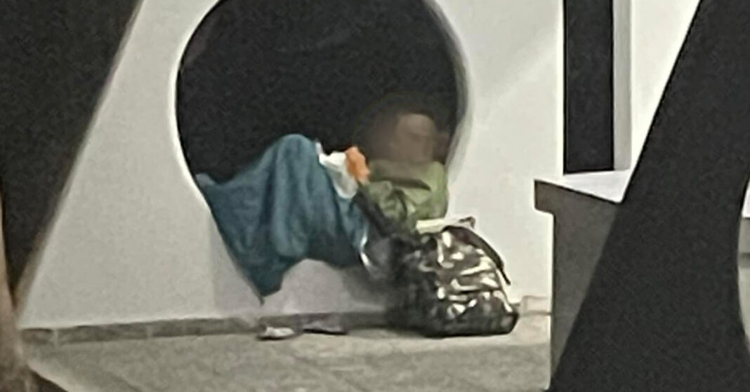 ΚΥΠΡΟΣ: Αναστάτωση για γυναίκα που κοιμάται έξω από δημόσιες τουαλέτες στην Αμαθούντα-Θα αναλάβουν οι αρμόδιες υπηρεσίες;