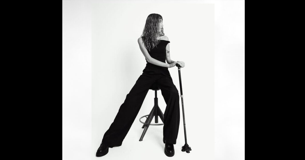 ΒΑΣΙΛΙΚΗ ΧΑΡΙΤΩΝΟΣ: Ντύνει την «Τριανταφυλλένη» και συμμετέχει στην ταινία-Η σχεδιάστρια που μετατρέπει τη μυϊκή δυστροφία σε δημιουργία