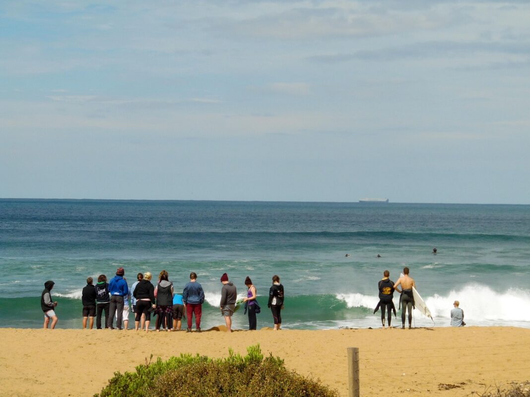 WATER WORLD: Εκστρατεία καθαρισμού παραλίας και διασκέδαση στην Αγία Νάπα