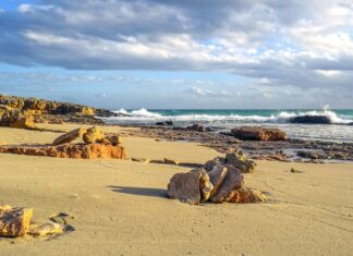 ΑΓΙΑ ΝΑΠΑ: Εντοπίστηκε νεκρός αλλοδαπός άνδρας στα βράχια κοντά στο λιμανάκι