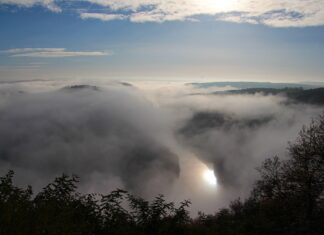 ΚΑΙΡΟΣ: Τοπικές νεφώσεις, μεμονωμένες βροχές και άνοδος της θερμοκρασίας