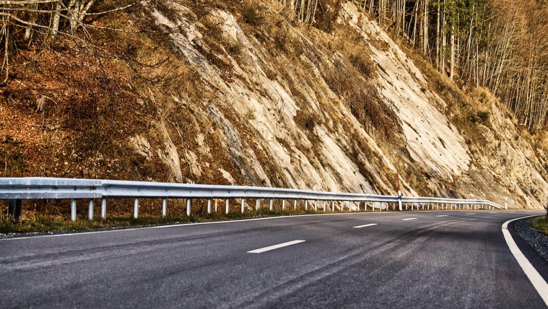 ΧΑΡΑΛΑΜΠΟΣ ΠΙΤΤΟΚΟΠΙΤΗΣ: Πτώση βράχων στον δρόμο Πάφου – Τσάδα μετά τον σεισμό-Σε ετοιμότητα οι αρμόδιες αρχές