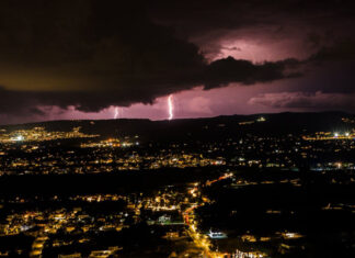 ΠΑΦΟΣ: Οι δυνατές βροχές πήγαν παραθαλάσσια- Με διακοπές ρεύματος σε διάφορες κοινότητες -(Βίντεο)