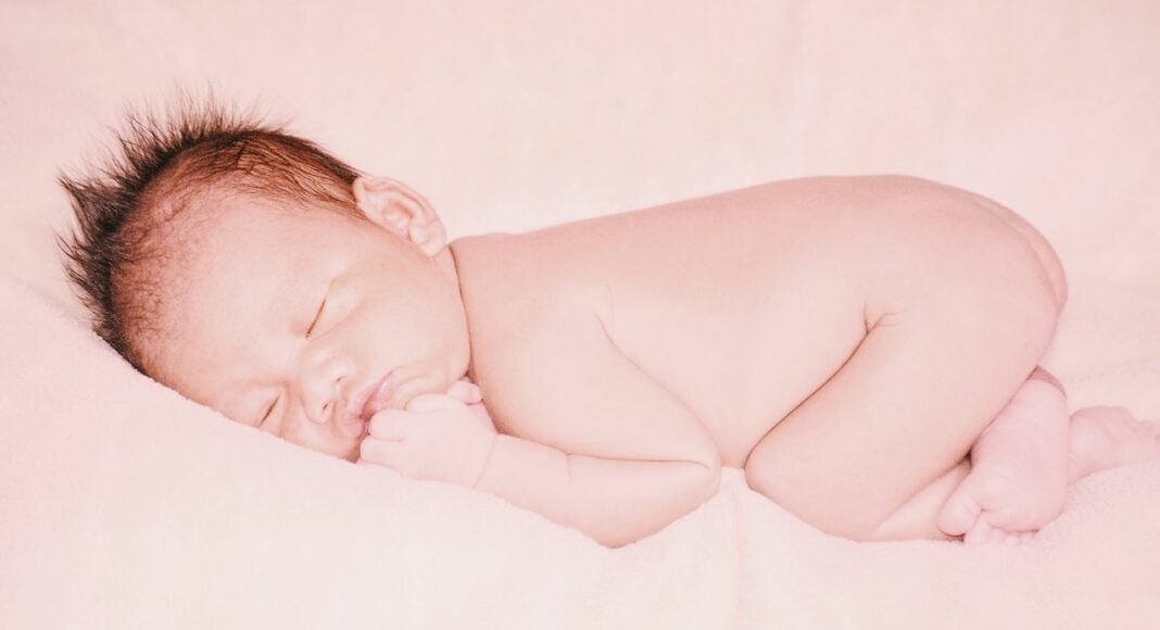 ΕΛΛΑΔΑ: Έφυγε από τη ζωή το παιδί που γεννήθηκε από τον Δανό δότη – Συναγερμός για τις οικογένειες