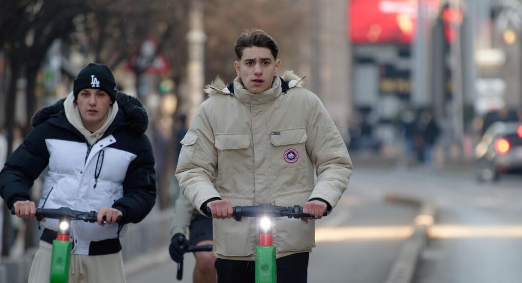 ΠΑΤΙΝΙΑ ΣΕ ΕΡΓΟΤΑΞΙΟ: Το παιδί τραυματίστηκε, ποιος έχει την ευθύνη; – Το νέο «άθλημα» σε δρόμους υπό κατασκευή