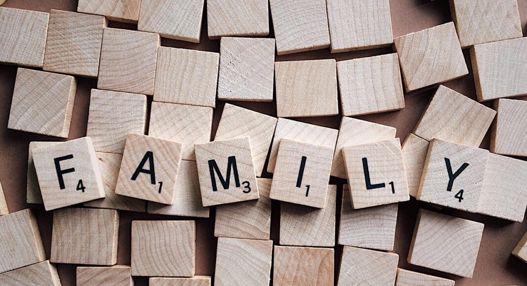 «ΕΙΚΟΝΙΖΩ ΤΑ ΔΩΔΕΑΗΜΕΡΑ»: Εργαστήριο Ζωγραφικής και αφήγησης για οικογένειες