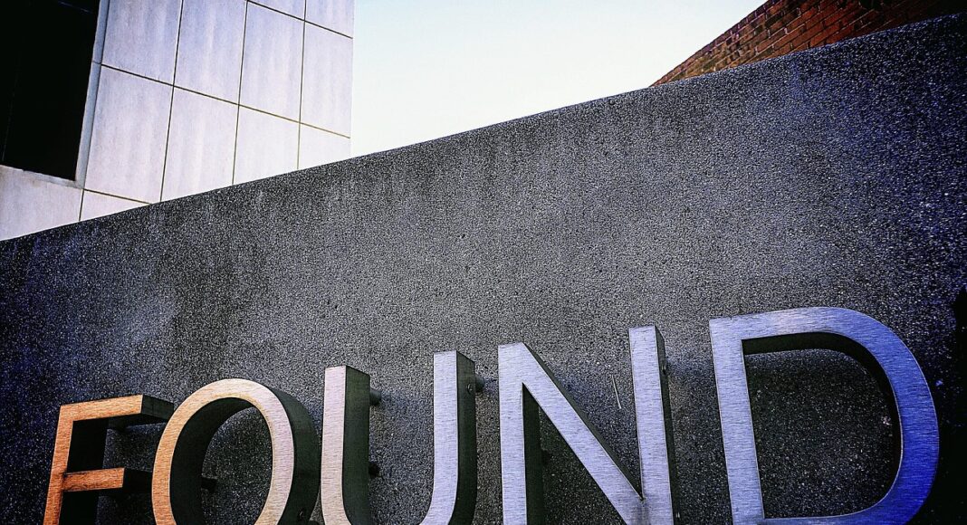 &Lambda;&Epsilon;&Upsilon;&Kappa;&Omega;&Sigma;&Iota;&Alpha;: &Epsilon;&nu;&tau;&omicron;&pi;ί&sigma;&tau;&eta;&kappa;&epsilon; o 16&chi;&rho;&omicron;&nu;&omicron;&sigmaf; &pi;&omicron;&upsilon; &epsilon;ί&chi;&epsilon; &delta;&eta;&lambda;&omega;&theta;&epsilon;ί &omega;&sigmaf; &epsilon;&lambda;&lambda;&epsilon;ί&pi;&omicron;&nu; &pi;&rho;ό&sigma;&omega;&pi;&omicron;