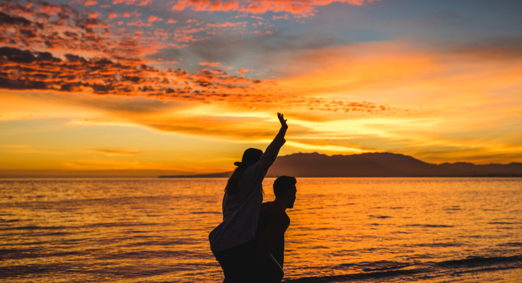 &Delta;&Epsilon;&Sigma;&Mu;&Omicron;&Sigma; &Kappa;&Alpha;&Iota; &Pi;&Alpha;&Rho;&Omicron;&Upsilon;&Sigma;&Iota;&Alpha;: &Eta; &delta;ύ&nu;&alpha;&mu;&eta; &tau;&omicron;&upsilon; &laquo;&epsilon;ί&mu;&alpha;&iota; &epsilon;&delta;ώ&raquo;