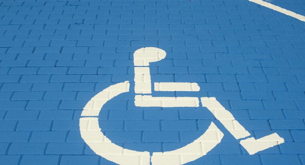 ΛΕΜΕΣΟΣ: Απέλυσαν υπάλληλο επειδή έκανε παρατήρηση για παράνομη στάθμευση σε χώρο ΑμεΑ