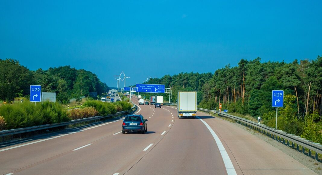 ΛΕΜΕΣΟΥ–ΛΕΥΚΩΣΙΑΣ: Τροχαίο με τρία οχήματα κοντά στο Κόρνο — Κλειστή η αριστερή λωρίδα, αυξημένη κίνηση λόγω βροχής