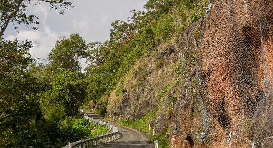 ΠΡΟΣΟΧΗ ΟΔΗΓΟΙ: Κατολισθήσεις σε δρόμους της ορεινής Λεμεσού