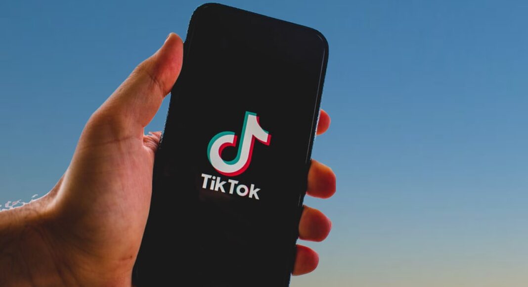 TIK TOK: &Alpha;&mu;&epsilon;&rho;&iota;&kappa;&alpha;&nu;&omicron;ί &epsilon;&pi;&epsilon;&nu;&delta;&upsilon;&tau;έ&sigmaf; &alpha;&nu;&alpha;&lambda;&alpha;&mu;&beta;ά&nu;&omicron;&upsilon;&nu; &tau;&omicron;&nu; έ&lambda;&epsilon;&gamma;&chi;&omicron; &tau;&eta;&sigmaf; &pi;&lambda;&alpha;&tau;&phi;ό&rho;&mu;&alpha;&sigmaf;
