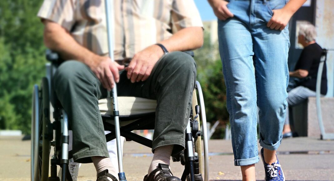 ZHTA AΠΑΝΤΗΣΕΙΣ: Άτομο με αναπηρία για το καθεστώς κατ’ οίκον φροντίδας – «400 ευρώ για 4 έως 6 ώρες τον μήνα»