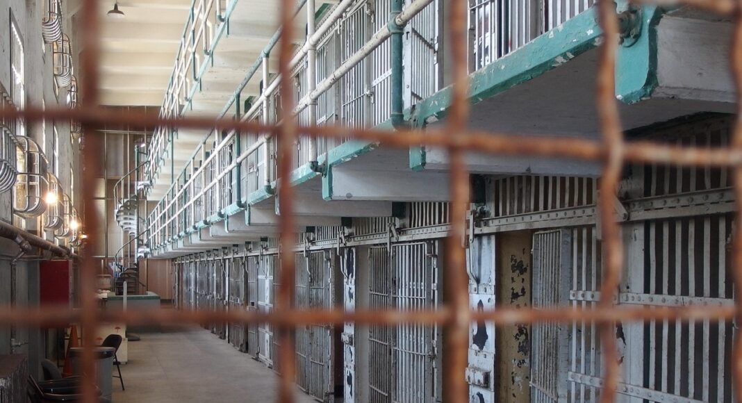 &Pi;A&Phi;&Omicron;&Sigma;: &Delta;ύ&omicron; ά&nu;&tau;&rho;&epsilon;&sigmaf; &pi;ί&sigma;&omega; &alpha;&pi;ό &tau;&alpha; &sigma;ί&delta;&epsilon;&rho;&alpha; &gamma;&iota;&alpha; &nu;&alpha;&rho;&kappa;&omega;&tau;&iota;&kappa;ά