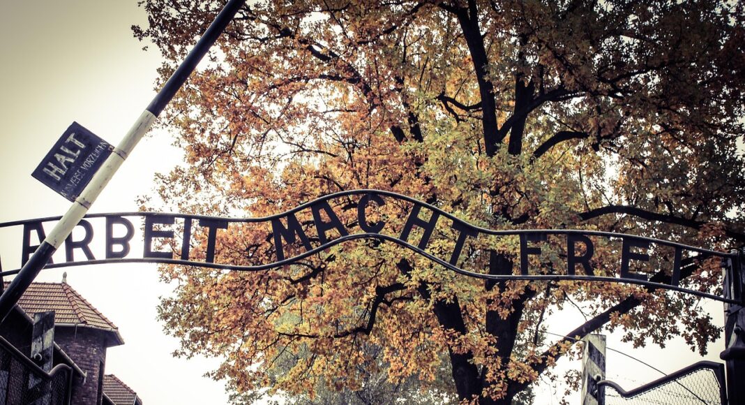 &Delta;&Iota;&Epsilon;&Theta;&Nu;&Eta; &Eta;&Mu;&Epsilon;&Rho;&Alpha; &Mu;&Nu;&Eta;&Mu;&Eta;&Sigma;: &Mu;&iota;&alpha; 16&chi;&rho;&omicron;&nu;&eta; &mu;&alpha;&sigmaf; &theta;&upsilon;&mu;ί&zeta;&epsilon;&iota; &tau;&eta; &phi;&rho;ί&kappa;&eta; &gamma;&iota;&alpha; &tau;&alpha; &Theta;ύ&mu;&alpha;&tau;&alpha; &tau;&omicron;&upsilon; &Omicron;&lambda;&omicron;&kappa;&alpha;&upsilon;&tau;ώ&mu;&alpha;&tau;&omicron;&sigmaf;