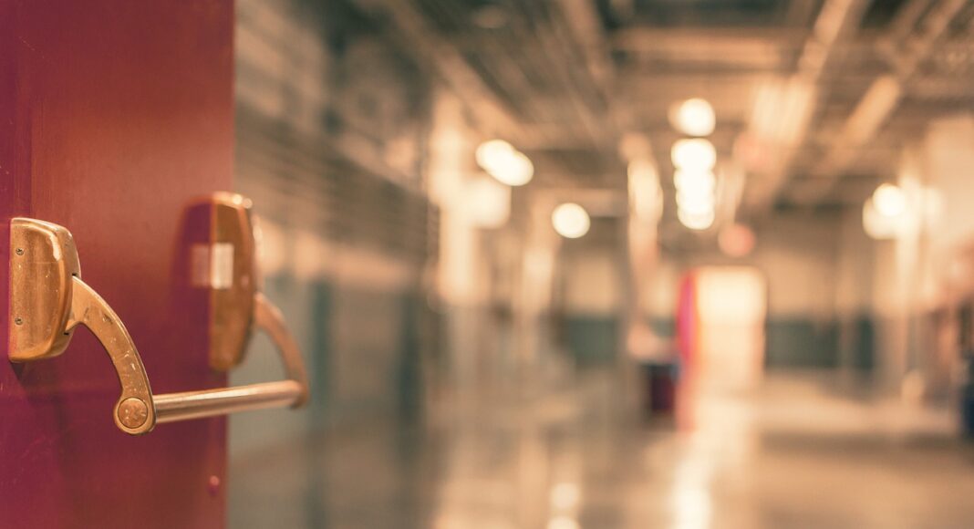 &Gamma;&Rho;&Iota;&Pi;&Eta;: &Delta;&epsilon;&nu; &kappa;ά&nu;&epsilon;&iota; &pi;&lambda;έ&omicron;&nu; &delta;&iota;&alpha;&kappa;&rho;ί&sigma;&epsilon;&iota;&sigmaf; &eta;&lambda;&iota;&kappa;ί&alpha;&sigmaf;-Έ&phi;&upsilon;&gamma;&epsilon; &alpha;&pi;ό &tau;&eta; &zeta;&omega;ή 54&chi;&rho;&omicron;&nu;&omicron;&sigmaf;