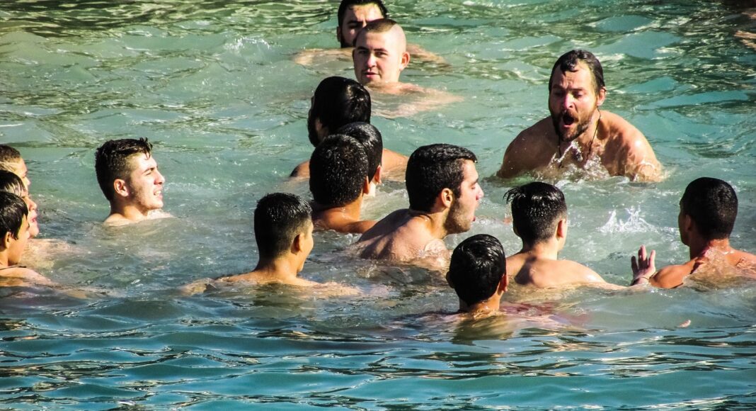 &Alpha;&Gamma;&Lambda;&Alpha;&Nu;&Tau;&Zeta;&Iota;&Alpha;: &Theta;&epsilon;&omicron;&phi;ά&nu;&iota;&alpha; &mu;&epsilon; &Alpha;&gamma;&iota;&alpha;&sigma;&mu;ό &upsilon;&delta;ά&tau;&omega;&nu;, &pi;&alpha;&rho;ά&delta;&omicron;&sigma;&eta; &kappa;&alpha;&iota;&hellip; &Kappa;&alpha;&lambda;&iota;&kappa;ά&nu;&tau;&zeta;&alpha;&rho;&omicron;&upsilon;&sigmaf; &sigma;&tau;&eta; &Lambda;ί&mu;&nu;&eta; &Alpha;&theta;&alpha;&lambda;ά&sigma;&sigma;&alpha;&sigmaf;