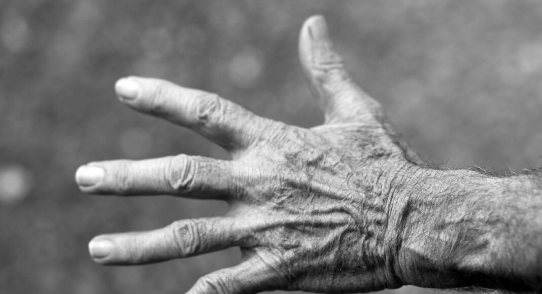 GBL: &Chi;&eta;&mu;&iota;&kappa;ή &omicron;&upsilon;&sigma;ί&alpha; &pi;ί&sigma;&omega; &alpha;&pi;ό &tau;&omicron; &theta;ά&nu;&alpha;&tau;&omicron; &tau;&omicron;&upsilon; 78&chi;&rho;&omicron;&nu;&omicron;&upsilon; &sigma;&tau;&eta; &Lambda;ά&rho;&nu;&alpha;&kappa;&alpha;