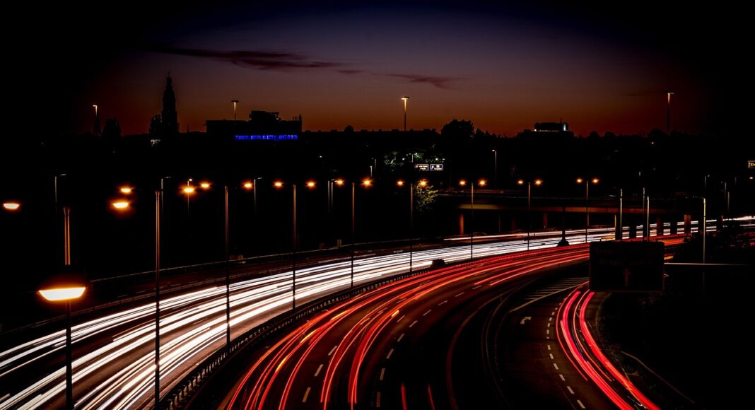 &Kappa;&Alpha;&Tau;&Alpha;&Gamma;&Gamma;&Epsilon;&Lambda;&Iota;&Epsilon;&Sigma;: 126 &tau;&rho;&omicron;&chi;&alpha;ί&epsilon;&sigmaf; &pi;&alpha;&rho;&alpha;&beta;ά&sigma;&epsilon;&iota;&sigmaf; &sigma;&epsilon; &mu;ί&alpha; &nu;ύ&chi;&tau;&alpha; &ndash; &Omicron;&iota; &omicron;&delta;&eta;&gamma;&omicron;ί &pi;&alpha;ί&zeta;&omicron;&upsilon;&nu; &mu;&epsilon; &tau;&eta; &zeta;&omega;ή &tau;&omicron;&upsilon;&sigmaf;