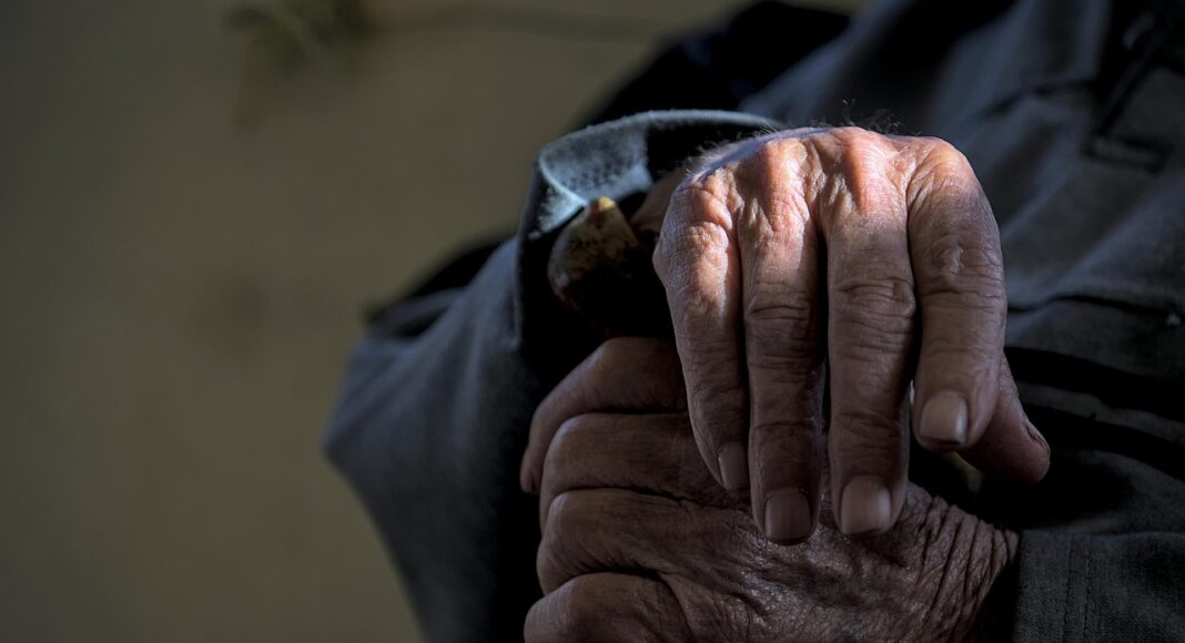 &Lambda;&Alpha;&Rho;&Nu;&Alpha;&Kappa;&Alpha;: Έ&nu;&alpha;&sigmaf; &eta;&lambda;&iota;&kappa;&iota;&omega;&mu;έ&nu;&omicron;&sigmaf; έ&chi;&alpha;&sigma;&epsilon; &tau;&eta; &zeta;&omega;ή &tau;&omicron;&upsilon; &kappa;&alpha;&iota; &tau;&rho;ί&alpha; ά&tau;&omicron;&mu;&alpha; &mu;&epsilon;&tau;&alpha;&phi;έ&rho;&theta;&eta;&kappa;&alpha;&nu; &sigma;&tau;&omicron; &nu;&omicron;&sigma;&omicron;&kappa;&omicron;&mu;&epsilon;ί&omicron;