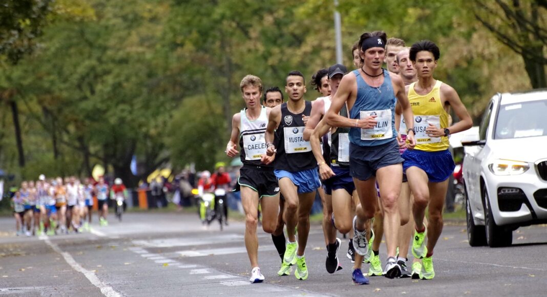 &Lambda;&Epsilon;&Upsilon;&Kappa;&Omega;&Sigma;&Iota;&Alpha;: &Eta; &pi;&rho;&omega;&tau;&epsilon;ύ&omicron;&upsilon;&sigma;&alpha; &theta;&alpha; &phi;&omicron;&rho;έ&sigma;&epsilon;&iota; &tau;&alpha; &alpha;&theta;&lambda;&eta;&tau;&iota;&kappa;ά &tau;&eta;&sigmaf; &ndash; Έ&rho;&chi;&epsilon;&tau;&alpha;&iota; &omicron; &Mu;&alpha;&rho;&alpha;&theta;ώ&nu;&iota;&omicron;&sigmaf; &laquo;The Capital Race&raquo;