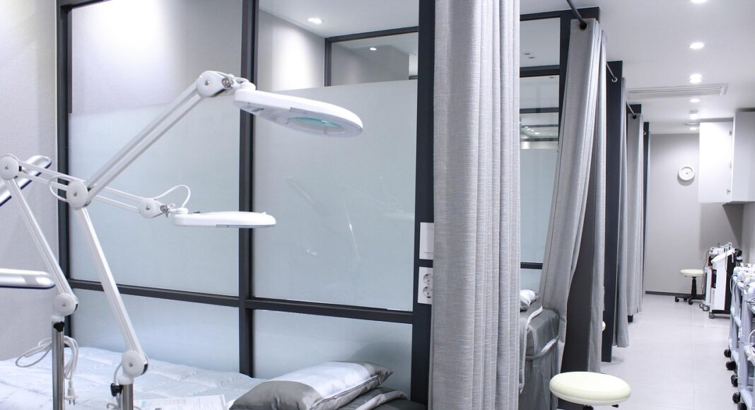 &Lambda;&Alpha;&Rho;&Nu;&Alpha;&Kappa;&Alpha;: &Tau;&omicron;&nu; &mu;&alpha;&chi;&alpha;ί&rho;&omega;&sigma;&epsilon; &kappa;&alpha;&iota; &tau;&omicron;&nu; &mu;&epsilon;&tau;έ&phi;&epsilon;&rho;&epsilon; &omicron; ί&delta;&iota;&omicron;&sigmaf; &sigma;&tau;&omicron; &nu;&omicron;&sigma;&omicron;&kappa;&omicron;&mu;&epsilon;ί&omicron;