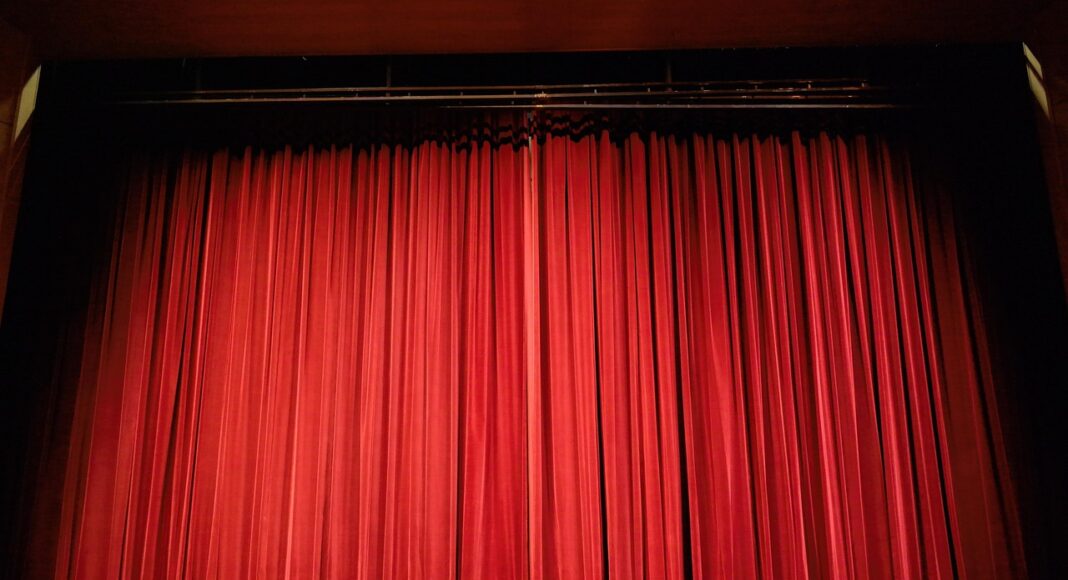 &Theta;&Epsilon;&Alpha;&Tau;&Rho;&Alpha; &Chi;&Omega;&Rho;&Iota;&Sigma; &Sigma;&Tau;&Eta;&Rho;&Iota;&Xi;&Eta;: Versus &kappa;&alpha;&iota; &Rho;&Omicron;&Eta; &epsilon;&kappa;&tau;ό&sigmaf; &chi;&rho;&eta;&mu;&alpha;&tau;&omicron;&delta;ό&tau;&eta;&sigma;&eta;&sigmaf; &ndash; &Eta; &alpha;&pi;ά&nu;&tau;&eta;&sigma;&eta; &sigma;&tau;&omicron;&nu; &alpha;&pi;&omicron;&kappa;&lambda;&epsilon;&iota;&sigma;&mu;ό &alpha;&pi;ό &tau;&omicron; &sigma;&chi;έ&delta;&iota;&omicron; &Theta;&Upsilon;&Mu;&Epsilon;&Lambda;&Eta;